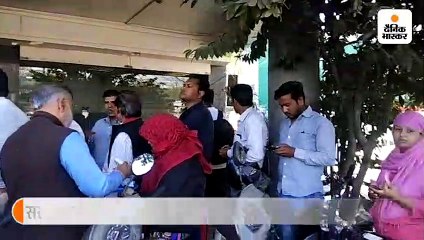 भोपाल में यस बैंक की शाखा में सुबह से लंबी लाइन, सिर्फ 127 लोगों को दिया गया पैसा निकालने का टोकन