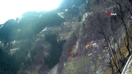 Kontrolden çıkan tır uçuruma yuvarlanıp parçalara ayrıldı...Feci kaza kamerada