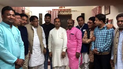 शामगढ से पहुंचे कांग्रेसी कार्यकर्ताओं ने मंत्री पीसी शर्मा से डंग को लेकर की बातचीत