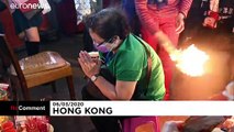 شاهد: أهالي هونغ كونغ ينفسون عن مشاعر غضبهم بممارسات غريبة