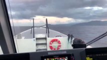 Türk sahil güvenlik ekibinin Yunan botunu kovaladığı anlar kamerada