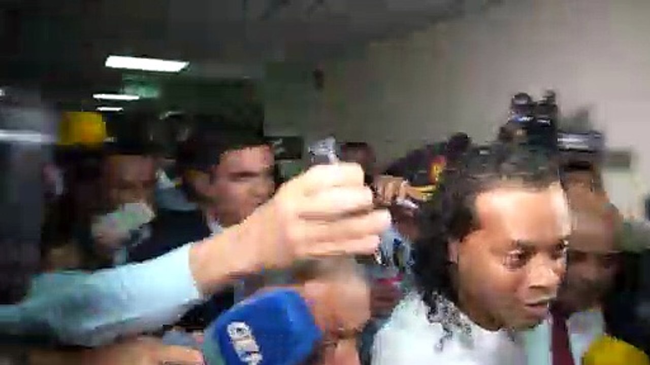 Ronaldinho wegen falschen Passes in Untersuchungshaft