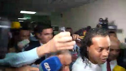 Ronaldinho wegen falschen Passes in Untersuchungshaft