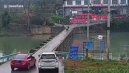 Voiture dans la rivière après quelques minutes de permis