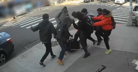 Escalofriante ataque de 20 adolescentes a una niña de 15 años para robarle sus zapatillas y teléfono