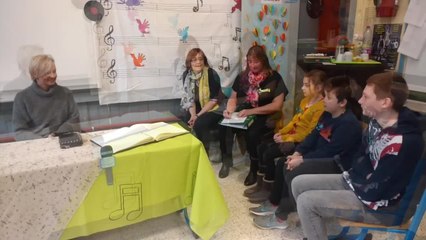 La DJ Mademoiselle Luna sur les bancs de l'école d'Harchies