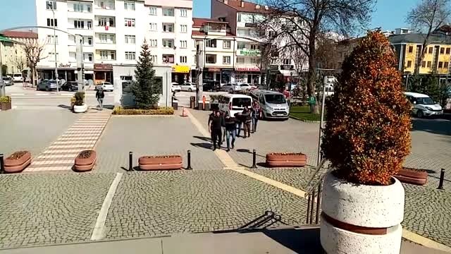Kuyumcuları sahte altınla dolandırmaya çalışan 3 şüpheli yakalandı