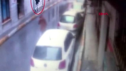 Beyoğlu'nda ugandalı kadına kapkaç dehşeti kamerada