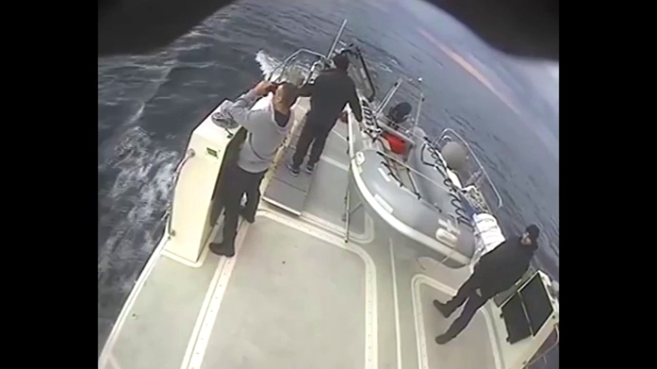 Türk Sahil Güvenlik ekibi, Yunan Sahil Güvenlik botunu kovaladı