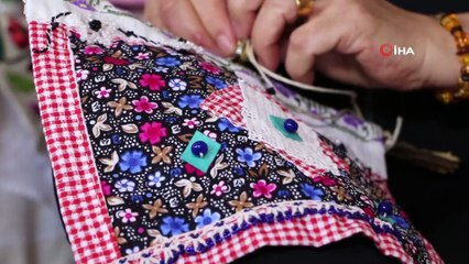 İki Kadın Asırlık Çeyiz ve Peşkirleri Gün Yüzüne Çıkartıyor