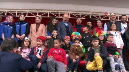 Bakan Soylu, konteyner kentte incelemede bulundu, çocuklarla bir araya geldi