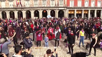 Cánticos de 'El violador eres tu' en la plaza mayor