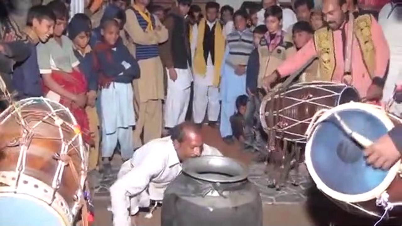 Funny desi pothwari punjabi dance with dhol and teeth power mirpur ranitaj kahuta rawalpindi || Desi dhol beat with show of teeth power strength