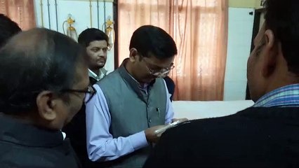 हाथरस: आइसोलेशन वार्ड का जिलाधिकारी ने किया निरीक्षण