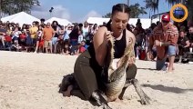 Elle combat un alligator et met sa tête entre ses mâchoires