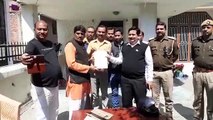 नजरबन्द रहे मनीष पांडे के घर पहुच तहसीलदार सदर ने लिया ज्ञापन