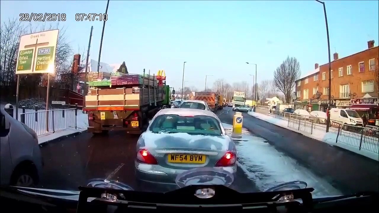 Ce camion pousse une voiture et ne se rend compte de rien
