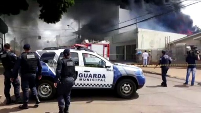 Parte de parede de imóvel em chamas cede e há risco de desabamento