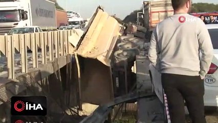 TEM'de feci kaza... Kamyon viyadükte asılı kaldı