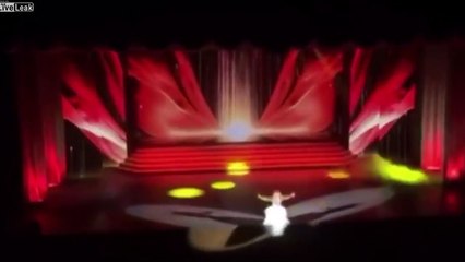 Elle tombe de scène et continue de chanter en plein concert !