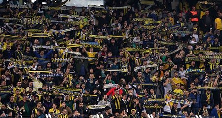 Fenerbahçeli taraftarlar, "Formayı çıkarın, çıplak oynayın" diye bağırdı