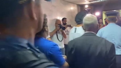 Ronaldinho acude esposado a una nueva audiencia en Paraguay