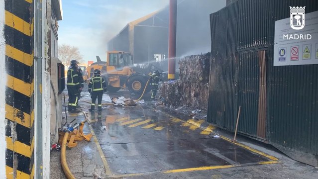 Arde una nave de reciclaje de papel en San Blas (Madrid)