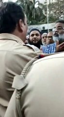 Police Wala Ouraton Per Hath Uthaya Ho Gaya bawal