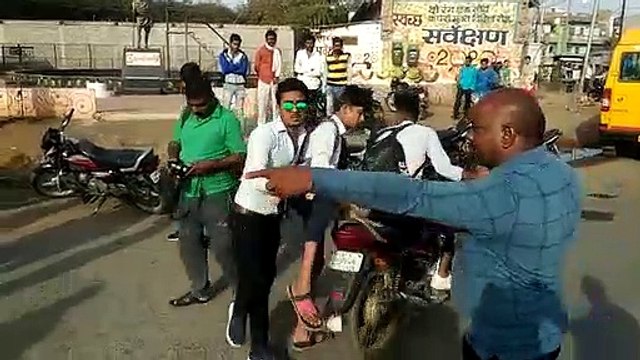 Neemuch: नीमताल गांधी चौक पर न्यायधीशों ने लगाया मोबाइल कोड