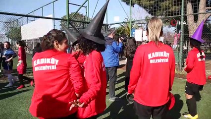 Kadınlar önce futbol oynadı, sonra halay çekip dans etti