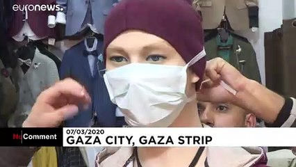 شاهد: في زمن كورونا.. تاجر فلسطيني من غزة يلبس تماثيله كمامات في رسالة توعوية