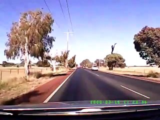 Un camion perd sa remorque au milieu de la route... Risqué