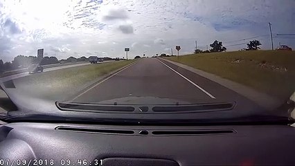 Cet ouvrier au milieu de l'autoroute va avoir beaucoup de chance... Bon karma