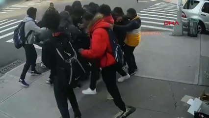 New York’ta 20 kişi bir genç kızı sokak ortasında dövdü