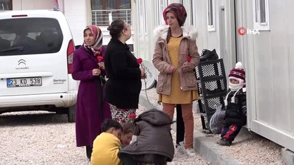 Depremzede 76 yaşındaki Naciye teyzeye, kadınlar günü sürprizi