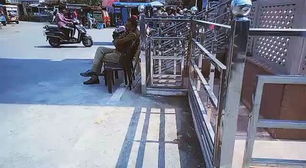 शाहजहांपुर: ड्यूटी के व्यक्त सोते हुए सिपाही का यह वीडियों हुआ वायरल