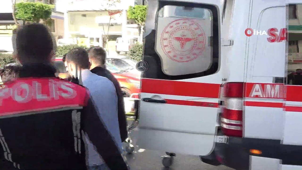 Otobüsten inen kadına kaldırımdayken motosiklet çarptı