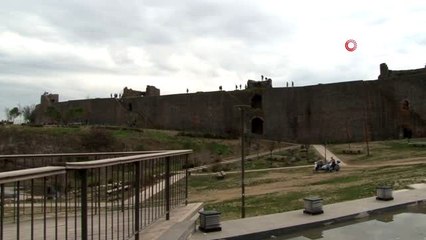 Diyarbakır surlarında 'selfie' çılgınlığının önüne geçilemiyor