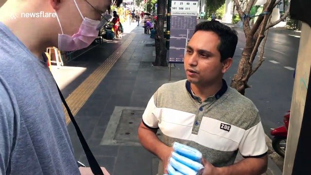 Street seller caught ripping off tourist with overpriced coronavirus face masks