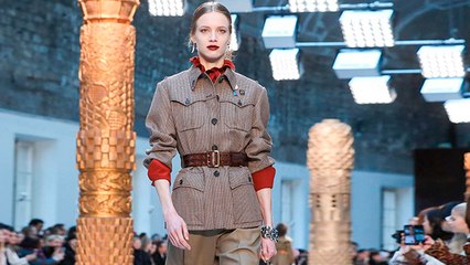 فيديو لعرض كلوي الذي تألق بفساتين السهرة الرشيقة