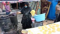 أم صادق.. عراقية تصنع الخبز والشاي مجانا للمحتجين في العراق
