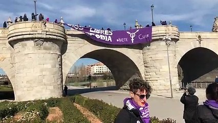 Pancarta transfeminista en el puente de Toledo de Madrid