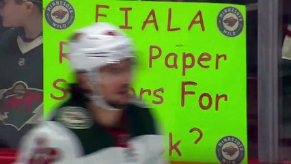 Kevin Fiala joue à pierre, papier, ciseau avec un fan