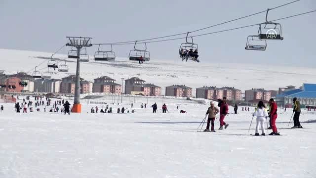 8 Mart Dünya Kadınlar Günü için Cıbıltepe'de kayak gösterisi yapıldı