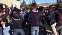 Öğrenciler okul önünde tekme tokat birbirine girdi