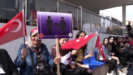 Dünya Kadınlar Günü'nde "yüksek topuklular" futbol hünerlerini sergiledi