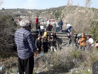 Geziden dönen otobüs şarampole yuvarlandı: 2'si ağır 32 kişi yaralandı