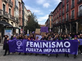 Miles de personas muestran "la fuerza imparable" de la mujer