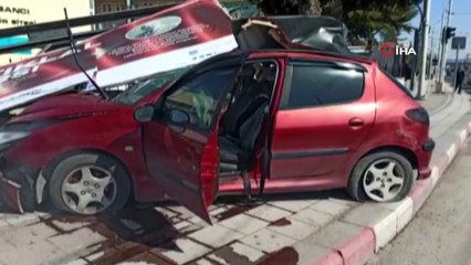 Kaldırıma çıkan araç reklam panosunu devirdi, sürücü yaralandı