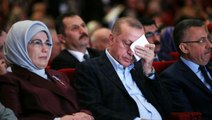 Erdoğan, şehit annelerinin konuşmalarının yer aldığı videoyu izlerken gözyaşlarını tutamadı